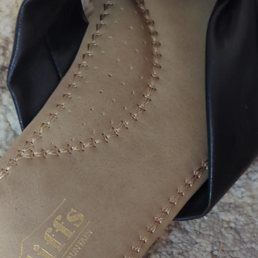 Cliffs by WHITE MOUNTAIN Black and Tan Knotted Sandals